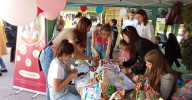 Bună Ziua ontvangt veel kinderen op stralende oktoberdag in het centrum van Bârlad
